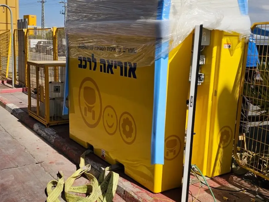 עמדת אוריאה לרכב צהובה עטופה בניילון, בשלב ההתקנה בתחנה
