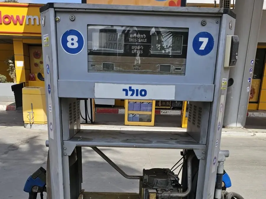 משאבת סולר פתוחה לטיפול, עם המסנן והצנרת הפנימית חשופים