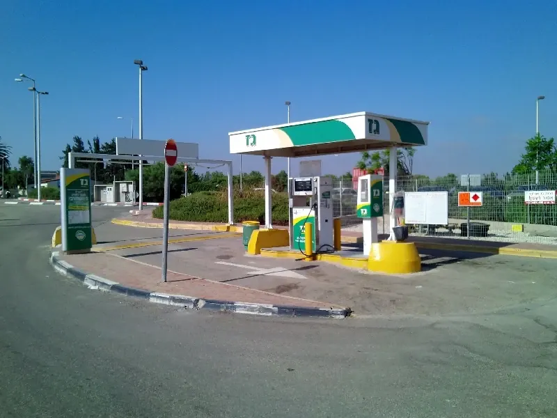 תחנת תדלוק קטנה של דור אלון עם סככה ירוקה-לבנה, משאבה ואי תדלוק צהוב
