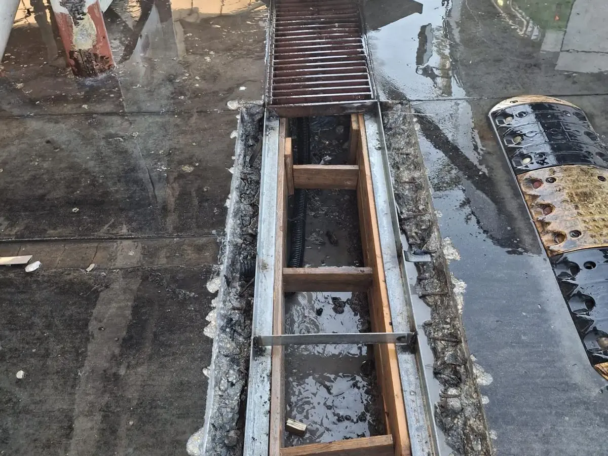 תעלת ניקוז ברחבת תדלוק בשלב טפסנות, לצד סבכת ניקוז קיימת