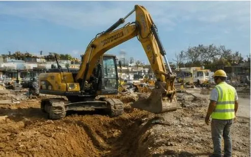 הדמיה: מחפרון בעבודות עפר באתר תחנת דלק