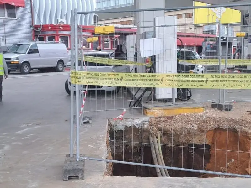 בור חפירה מגודר מתחת לסככת תחנת דלק פעילה