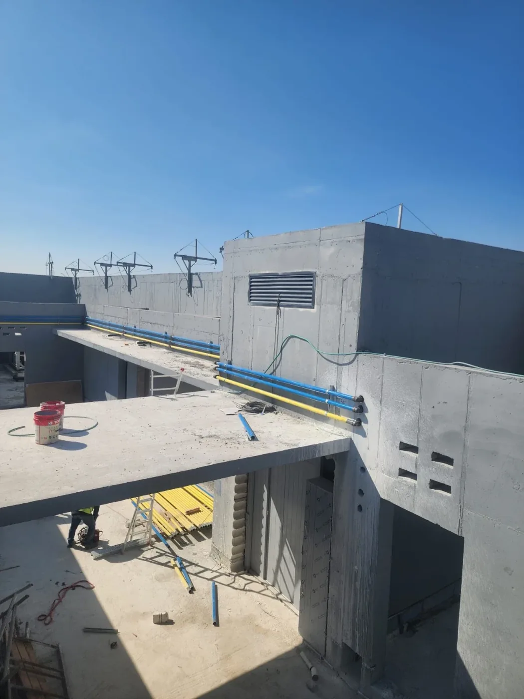 צנרת חוצה גשר בטון בין המבנים